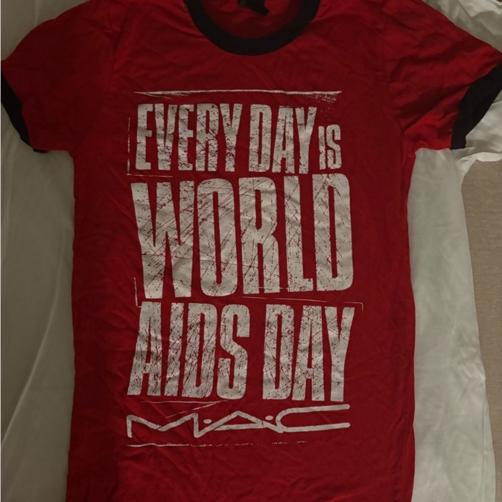 10 Mac cosmetics employee shirts all bundled - Picture 4 of 10